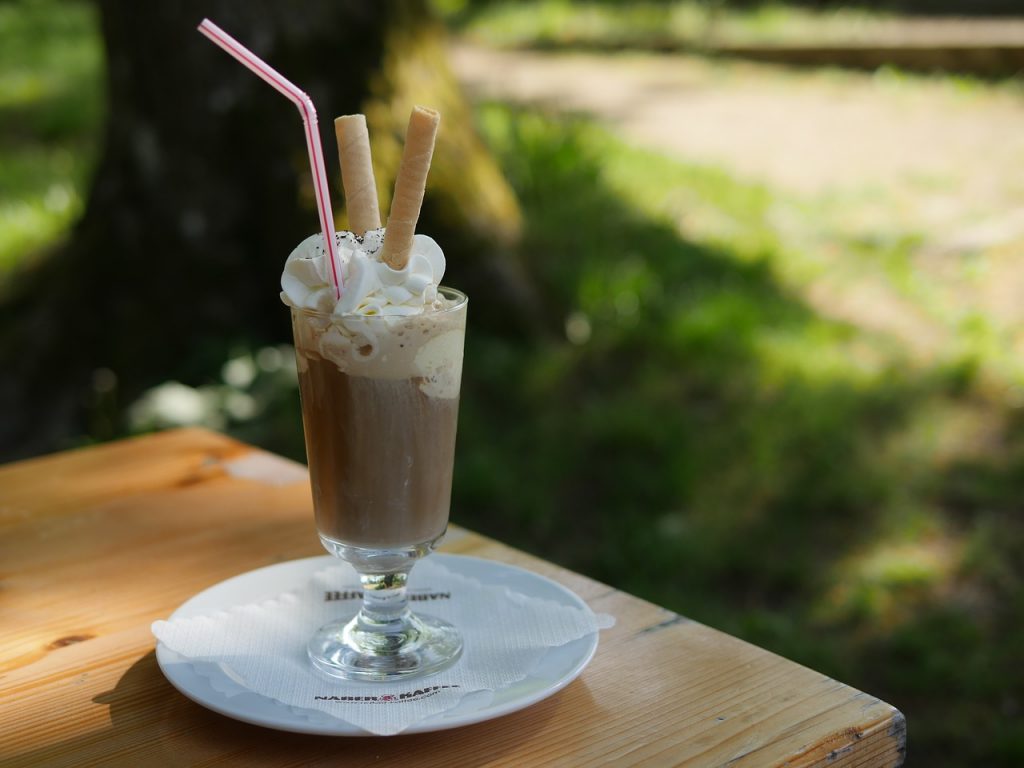 Klassischer &amp; Schweizer Eiskaffee Rezepte: 5+ Variationen