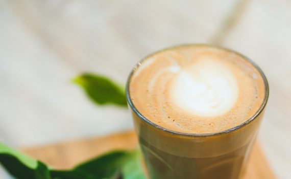 bulletproof coffee: butterkaffee wird serviert